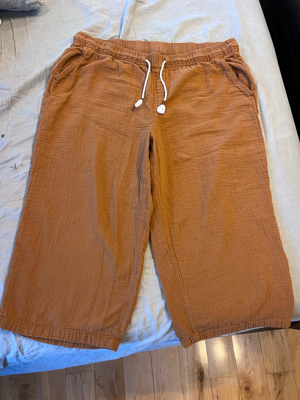 Size XXL- Old navy double weave drawstring gauch/capris- like new!